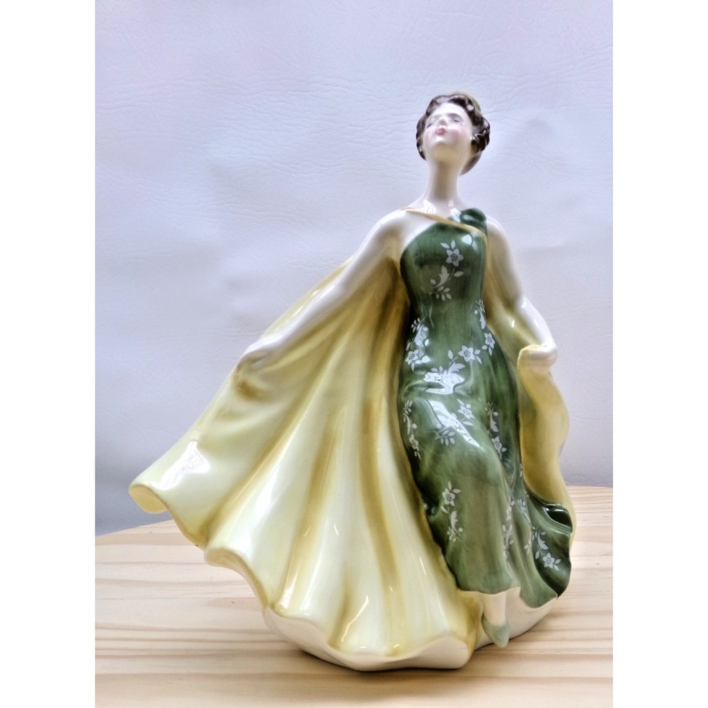 Royal Doulton England Bone China Figurine 1969 Alexandra HN 2398 7 1/2" VGC
